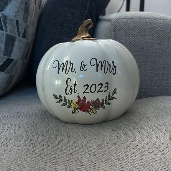Mr & Mrs 2023 Pumpkin - Picture 2 of 3